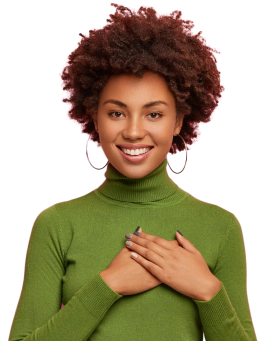 mulher com roupa verde sorrindo